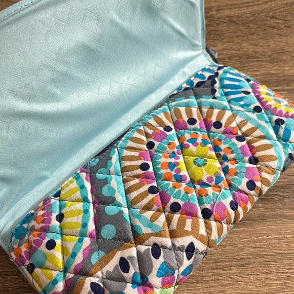 VB RFID Wallet Crossbody Sunny Medallion NWT - Picture 3 of 8